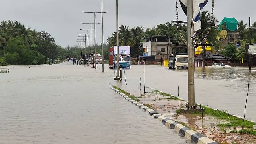 <div class="paragraphs"><p>ಚತುಷ್ಪಥ ರಾಷ್ಟ್ರೀಯ ಹೆದ್ದಾರಿಯಲ್ಲಿ ನೀರು ತುಂಬಿಕೊಂಡಿರುವ ದೃಶ್ಯ</p></div>